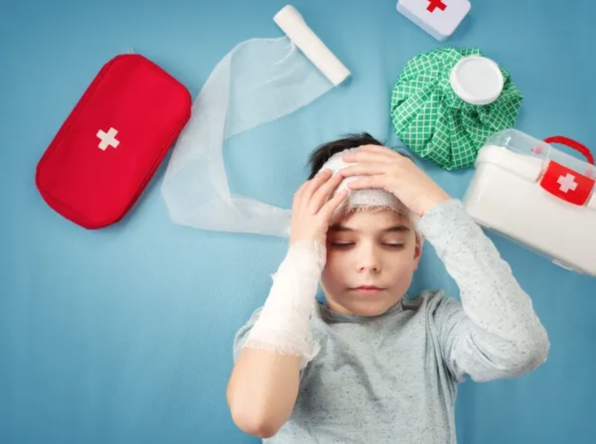 Ребенок и розетка. Дети с рас. Включи детскую помощь. Электричество в доме для детей. Включи детскую помощь.